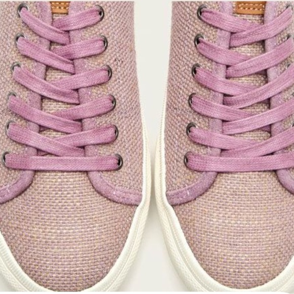 NWT Frye Gia Canvas Low Lace Sneakers in Lilac. Size 8.5 - Picture 2 of 5